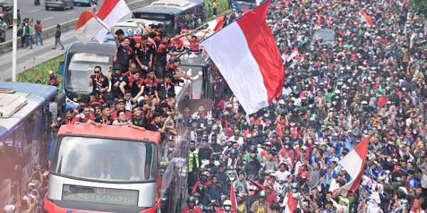 Dipimpin Timnas Sepak Bola, Pawai Arak-arakan 87 Emas SEA Games 2023 Berlangsung Meriah 