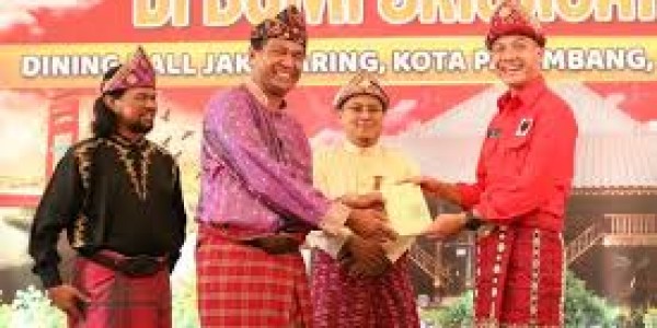 Disematkan Tanjak Melayu, Ganjar Resmi Diterima Jadi Keluarga Kesultanan Palembang Darussalam
