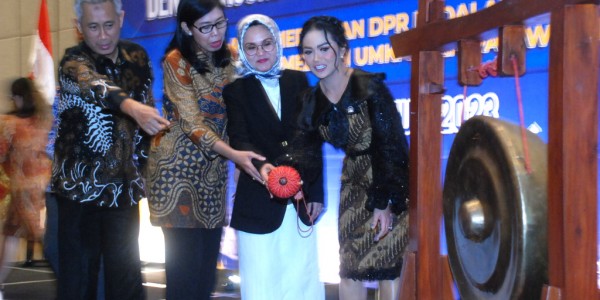 Kris Dayanti  Buka Forum Komunikasi dan Sosialisasi Kinerja DPR RI