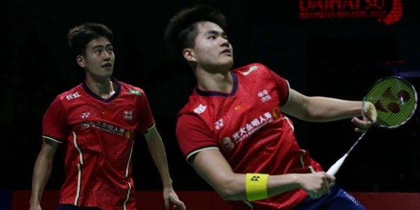 Smash Liang Wei Keng Pastikan Ganda Putra China ke Final Singapura Open 2023.