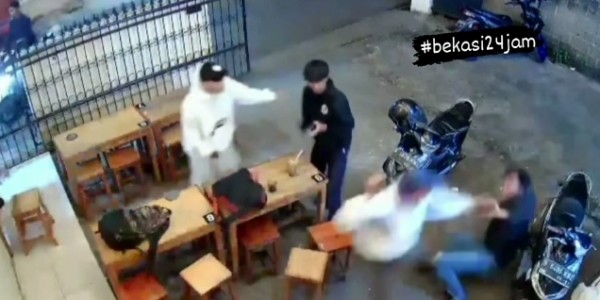 Asyik Ngopi, Pemuda di Bekasi Tiba-tiba Dibacok, Polisi Buru Pelakunya