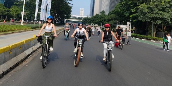 Ketua MPR RI Bamsoet Apresiasi Gerakan Komunitas Perempuan Muda Bersihkan Sampah di Ruas Jalan Jakarta
