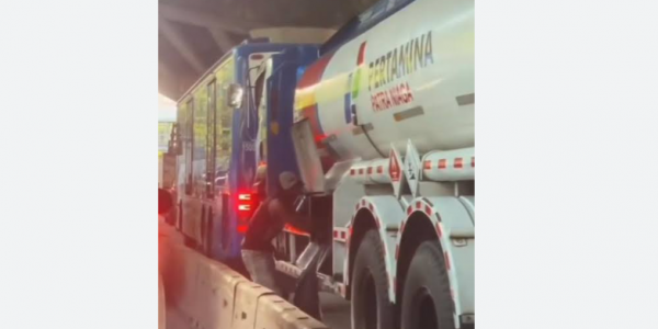 Polisi Buru Pria yang Terekam Curi Bensin dari Truk Tangki di Plumpang