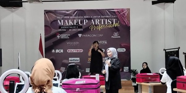 Smesco Kolaborasi Latih 22 Tuna Rungu Jadi Make Up Artis