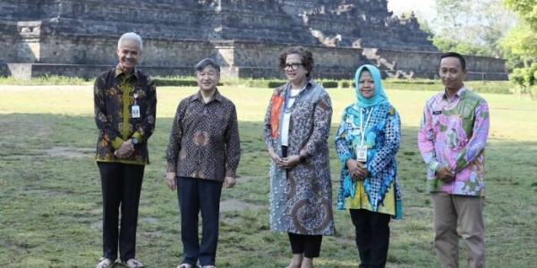 Keakraban Ganjar Saat Temani Kaisar Jepang Ke Candi Borobudur