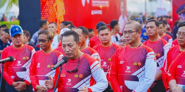 Kapolri Serukan Pemilu Damai Saat Fun Walk Bhayangkara