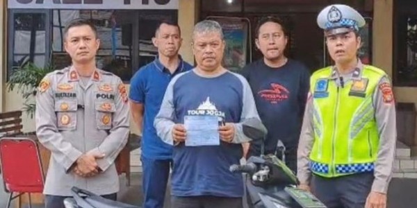 Pria yang Mengaku Polisi Usai Ditegur karena Merokok Sambil Naik Motor Ditilang