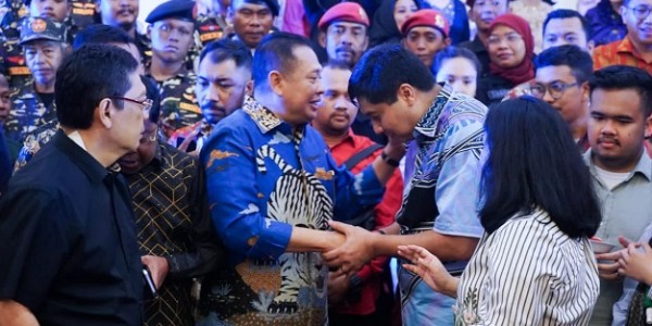 Ketua MPR RI Apresiasi Inisiator Hak Angket Skandal Bank Century Maruarar Sirait Bagikan Tali Asih Kepada 500 Koster