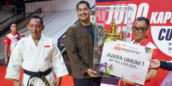 Menpora Dito Serahkan Piala Juara Umum Judo Kapolri Cup 2023