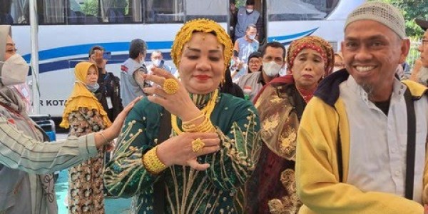 Jemaah Haji yang Pamer Emas 180 Gram, di Periksa Bea Cukai Makassar