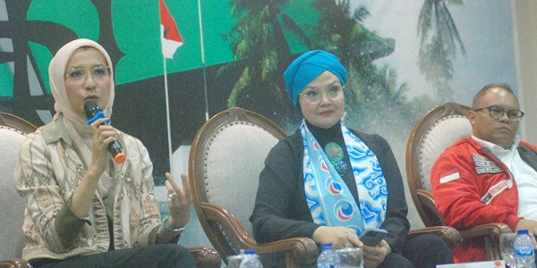 Diskusi DPR "Caleg Artis Dobrak Hegemoni Politik"