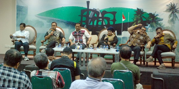 Dialektika Demokrasi dengan tema: Strategi Partai Politik Berebut Kursi Parlemen"