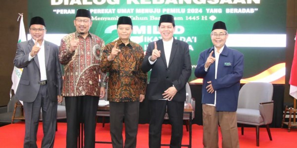 Tampil Sama Rocky Gerung di Milad XXI IKADI, HNW: Umat Islam Umat yang Terbuka dan Siap Bekerja Sama dengan Siapapun