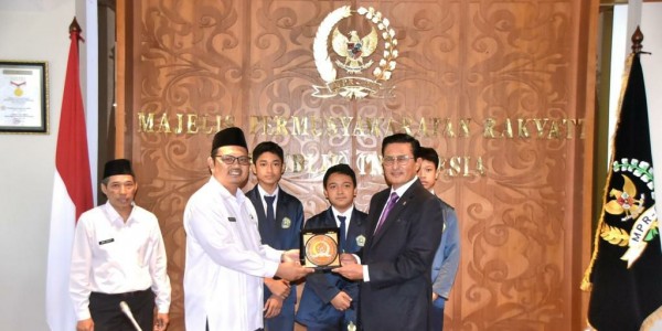 Cetak Siswa Berprestasi Dunia, Fadel Minta MTsN 1 Kota Tangsel Buat Program Pembinaan Khusus