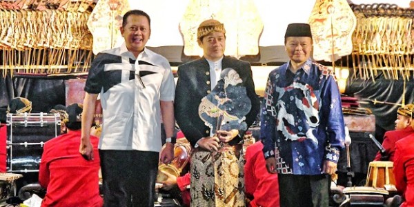 Ketua MPR RI Gelar Wayang Kulit 'Semar Boyong' Peringati HUT ke-78 MPR RI