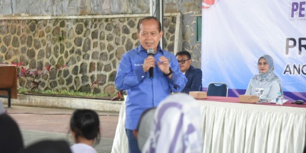 Penyerahan Bantuan PIP, Syarief Hasan : Tak Ada Alasan Anak Putus Sekolah Karena Masalah Biaya
