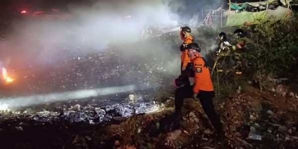 Kebakaran TPA Kopi Luhur, Ribuan Warga Cirebon Mengungsi