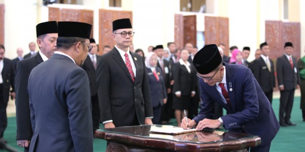 Sekjen DPD RI Lantik dan Ambil Sumpah Jabatan Deputi Bidang Persidangan