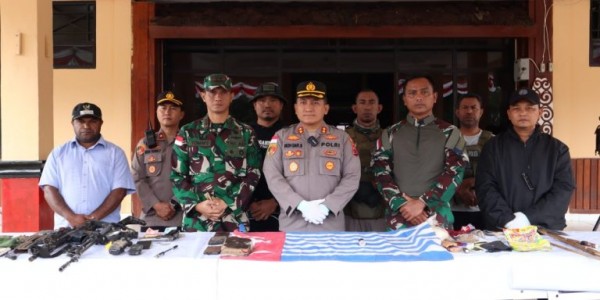 Satgas Damai Cartenz Lumpuhkan Lima KKB, Tiga Pucuk Senpi Disita