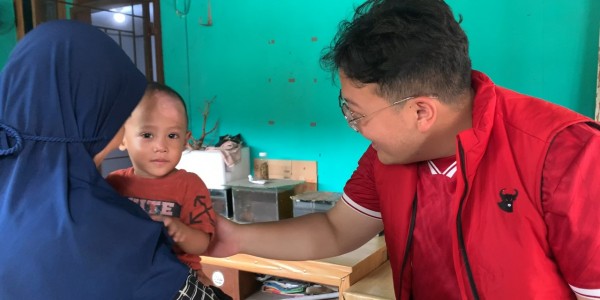 Jalankan Perintah Megawati, Caleg PDIP Abraham Garuda Bantu Penyembuhan Bayi Stunting