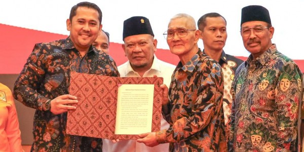 Ketua Fraksi Kelompok DPD di MPR M. Syukur Terima Mandat Dari Try Sutrisno Wakil Presiden Republik Indonesia Ke-6