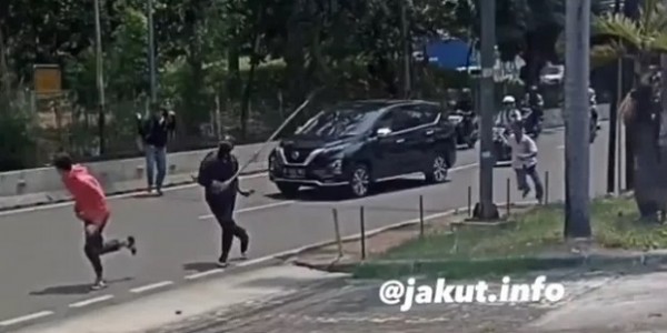 Viral...Terjadi Lagi Tawuran Antar Pelajar di Pluit Raya