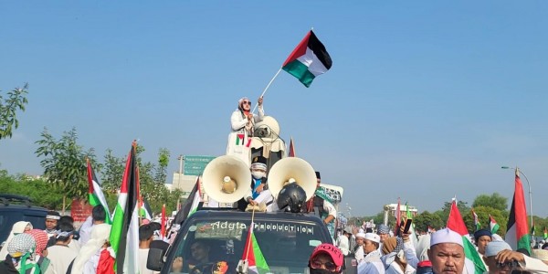 Viral...Muslimah Cantik Kibarkan Bendera Palestina di Atas Mobil Komando Pesantren  Saat Aksi Akbar Bela Palestina Cikarang