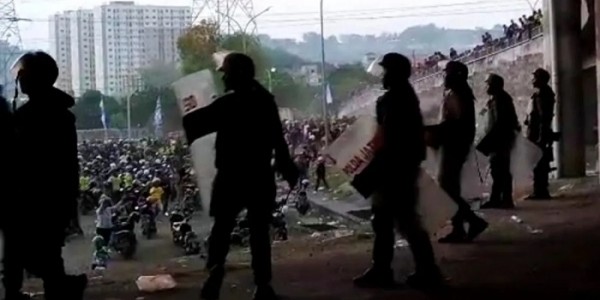 Oknum Suporter Bentrok dengan Pihak Keamanan Usai Laga GU vs Deltras