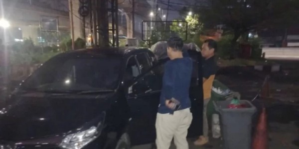Sopir Taksi Online Ditemukan Tewas Membusuk dalam Mobilnya di Mampang