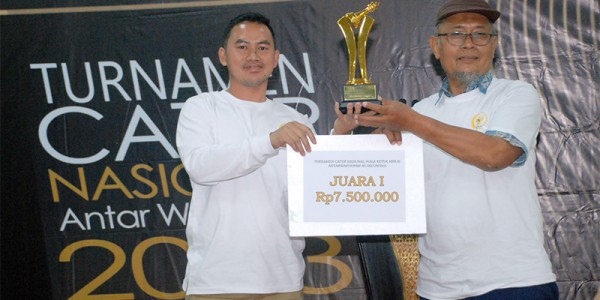 Koordinatoriat Wartwan Parlemen Serahkan Piala Catur MPR RI