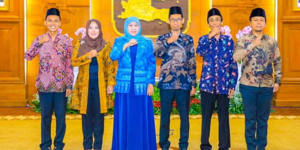 Lantik Anggota KI Jatim, Khofifah: Segera Tancap Gas di Tengah Pesatnya Arus Informasi Tahun Politik