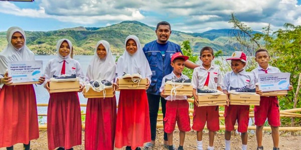 Insan Bumi Mandiri dan Highscope TB Simatupang Salurkan 201 Sepatu untuk Siswa Pedalaman