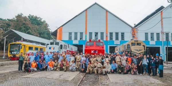 Peringati 1 Abad Depo Sidotopo, KAI Daop 8 Hadirkan Lokomotif Livery Vintage Merah dan Biru