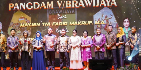 Pisah Sambut Pangdam V/Brawijaya Penuh Keakraban Dihadiri Dankodikmar