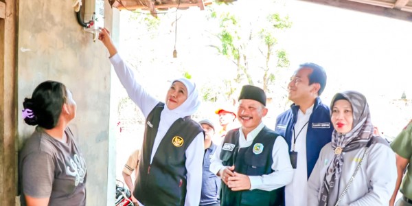 Resmikan Sambung Listrik di Situbondo, Khofifah: Penantian 48 Tahun Warga Kini Nikmati Listrik