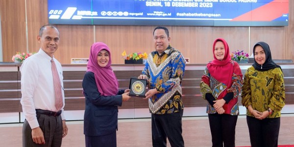 Sarasehan Kehumasan  MPR di Padang, Indro Gutomo : Evaluasi  Layanan Informasi di MPR RI  Perlu Dilakukan Melalui Konsultasi Publik