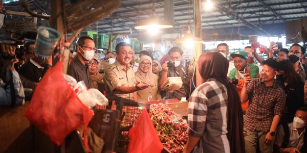 Heru Budi Tinjau Pasar Kramat Jati, Pastikan Harga Bahan Pokok Stabil