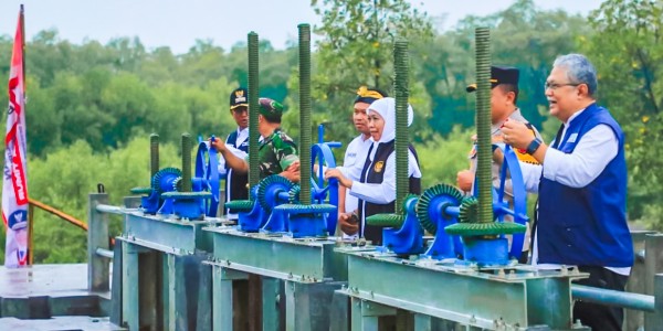Resmikan Pintu Air di Kalibuntu Probolinggo, Khofifah: Jadi Solusi Tangani Banjir Rob Tahunan