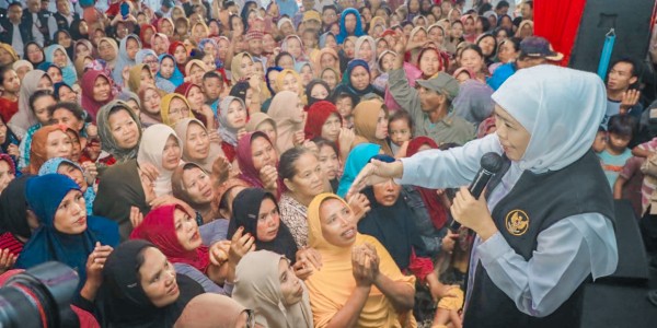 Salurkan Bansos di Probolinggo, Khofifah: Jadi Suntikan Semangat dan Bantalan Sosial Bagi Masyarakat