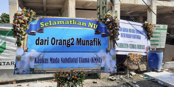 PWNU Jatim Banjir Karangan Bunga Usai Pemberhentian Kiai Marzuki Mustamar