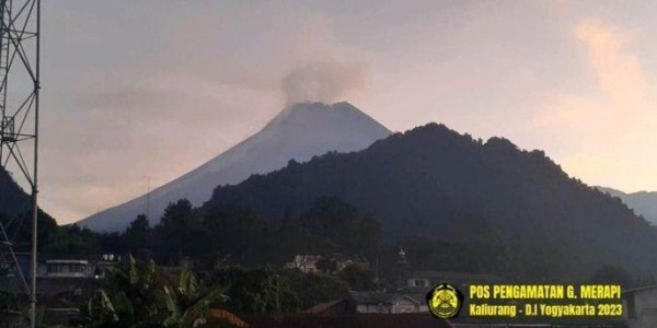 Gunung Merapi Semburkan Awan Panas Guguran Sejauh 1,8 Kilometer