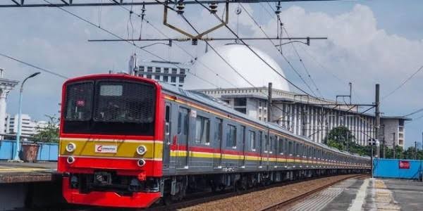 Viral Wanita Diduga  Kesurupan di Commuter Line, KCI: Kejang-kejang Karena Sakit