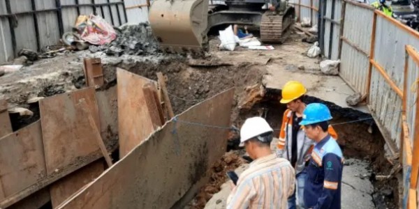 Bina Marga Jakarta Barat Mulai Perbaiki Jalan Ambles di Gajah Mada