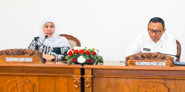 Pulang Umroh, Khofifah Langsung Pimpin Rakor Proker 2024 Tingkatkan Pendapatan Daerah