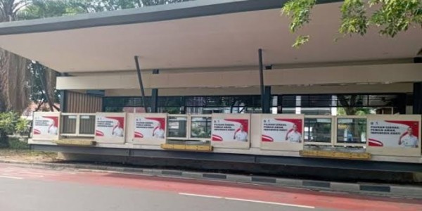 Stiker Heru Budi Penuhi Halte TransJakarta, Netizen: Bikin Rusak Jakarta