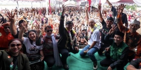 Antusias, Ribuan Warga Karawang Sambut Capres Nomor 3 Ganjar Pranowo