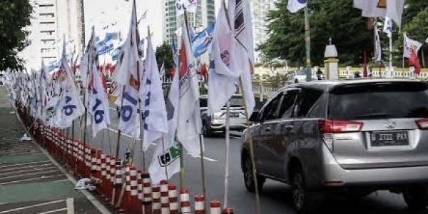 Satpol PP Jaksel Lakukan Penertiban APK di Stick Cone Jalur Sepeda Flyover Rasuna Said 
