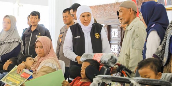 Salurkan Bansos di Pasuruan, Gubernur Khofifah Optimis Kemiskinan Ekstrem Jatim 0% di 2024