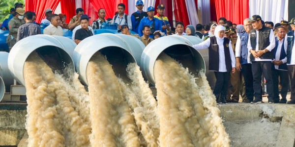 Resmikan Pompa dan Genset di Pintu Air Kuro, Khofifah: Efektif Kurangi Banjir Bengawan Jero