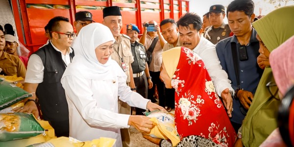 Tekan Kemiskinan Ekstrem di Bangkalan, Khofifah Serahkan Bansos dan Zakat kepada Masyarakat